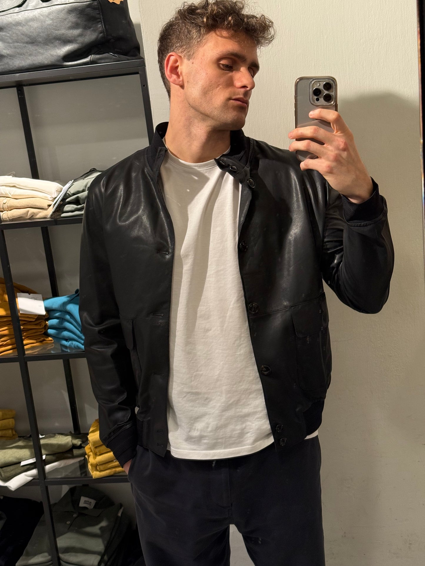 Giacca di pelle nera con bottoni